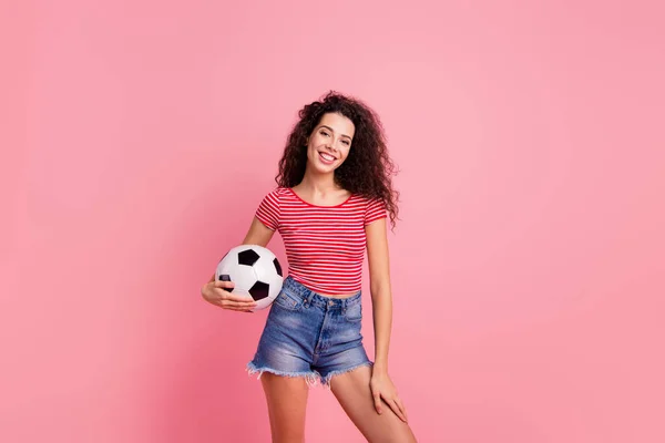 Portret van haar ze mooi uitziende aantrekkelijke mooie charmante vrolijke vrolijk vrolijke golvende-haired meisje vasthouden in handen bal geïsoleerd over roze pastel achtergrond — Stockfoto