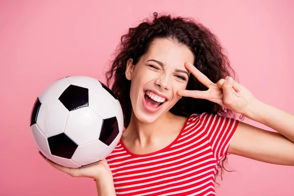 Retrato de cerca de ella ella atractiva atractiva encantadora encantadora soñadora alegre alegre chica de pelo ondulado sosteniendo en la mano en la bola de palma mostrando v-signo aislado sobre fondo pastel rosa — Foto de Stock