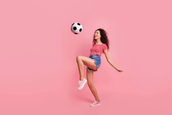 Full längd kroppsstorlek Visa porträtt av henne hon snygg attraktiv härlig glad munter vågig haired flicka leker med bollen isolerad över rosa pastellfärgad bakgrund — Stockfoto