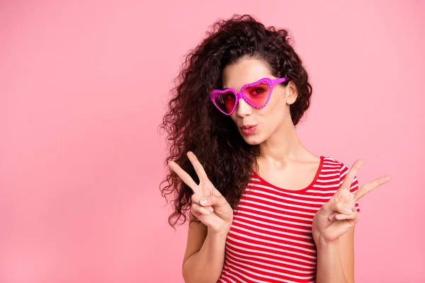 Närbild porträtt av henne hon snygg attraktiv härlig söt glad vågig håriga damen visar dubbel v-Sign Party hippie hipster isolerad över rosa pastell bakgrund — Stockfoto