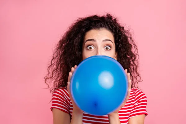 Primer plano retrato de ella ella agradable atractivo guapo guapo divertido ondulado de pelo dama soplando azul bola festal evento ocasión aislado sobre rosa pastel fondo —  Fotos de Stock