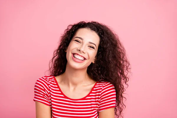 Closeup fotó portré vonzó pozitív boldog optimista szép imádnivaló eksztatikus örvendezik ő hölgy visel alkalmi piros csíkos felső elszigetelt pasztell háttér — Stock Fotó