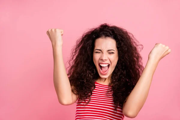 Primer plano foto retrato de agradable bastante atractivo alegre positivo ella su señora levantando los puños manos con la boca abierta fondo pastel aislado — Foto de Stock