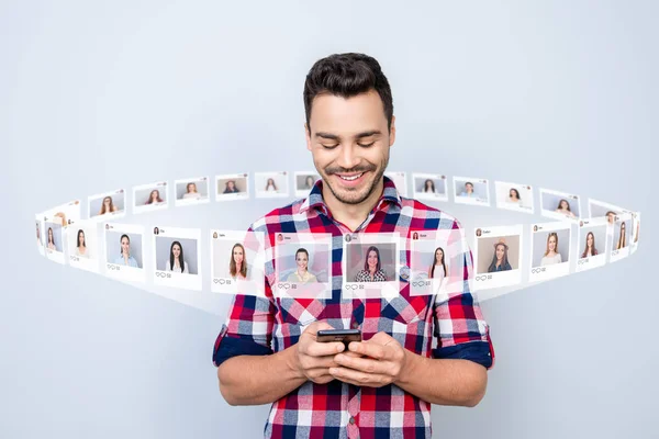 De cerca la foto me alegro de que él su chico mantenga el teléfono tener chat organizar cita a ciegas internet elegir elección ilustración fotos niñas citas sitio futurista diseño creativo aislado fondo gris —  Fotos de Stock