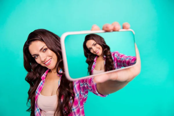 Nahaufnahme Foto schön sie ihre Dame halten Blick Smartphone machen Selfies neue moderne Telefon trägt lässig kariert rosa Hemd Outfit isoliert Krickente hell lebendigen Hintergrund — Stockfoto