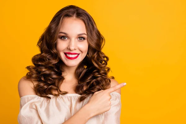 Close-up retrato dela ela agradável atraente encantador winsome confiante alegre alegre positivo wavy-haired senhora mostrando indicador de lado anúncio isolado sobre brilhante brilho vívido fundo amarelo — Fotografia de Stock