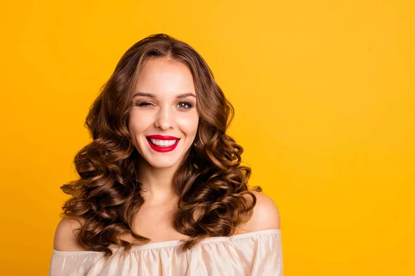 Primer plano retrato de ella ella agradable atractivo magnífico impresionante guapo alegre alegre alegre ondulado de pelo dama coqueteando aislado sobre brillante brillante brillante brillante amarillo fondo — Foto de Stock