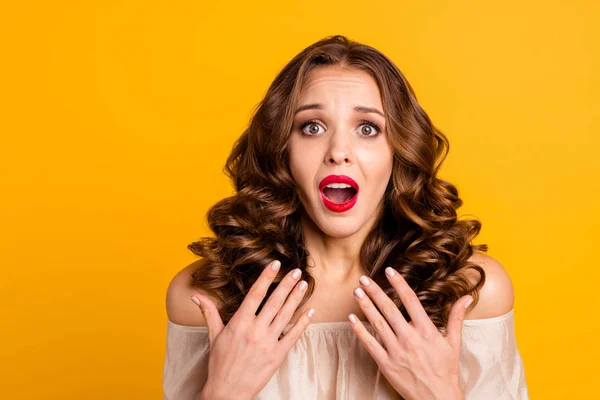 Nahaufnahme Porträt von ihr sie schön attraktiv verwüstet mürrisch gepflegt erschrocken elend welligen haarigen Dame öffnete Mund isoliert über hellem lebendigen Glanz gelben Hintergrund — Stockfoto