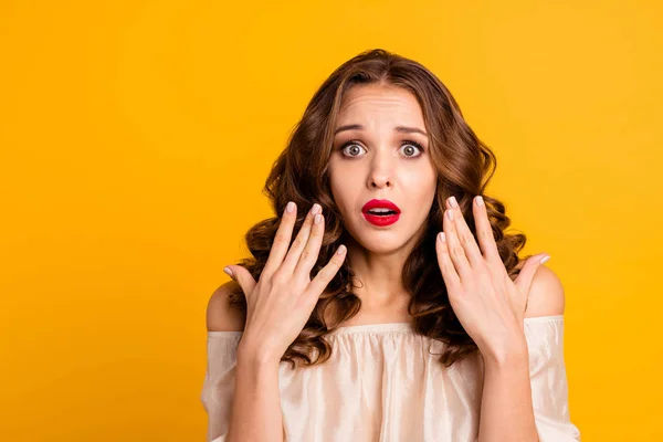 Nahaufnahme Porträt von ihr sie schön attraktiv schöne schöne verwüstet mürrisch verzweifelt erschrocken elend wellige Dame isoliert über hellem lebendigen Glanz gelben Hintergrund — Stockfoto