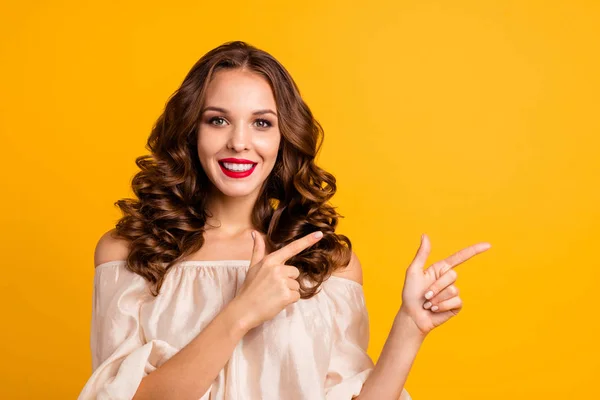 Närbild porträtt av henne hon trevlig attraktiv härlig glatt glad glada positiv vågig-haired Lady pekar två pekfingrarna undan annons ny nyhet isolerade över ljusa levande glans gul bakgrund — Stockfoto