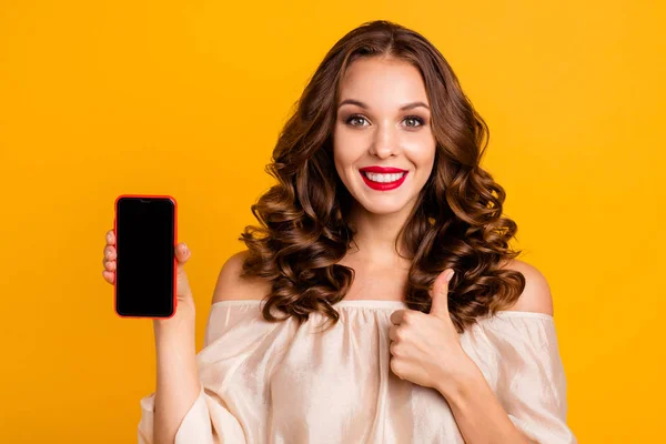 Κοντινό-up πορτραίτο της Νίκαιας ελκυστική όμορφη χαρούμενη χαρούμενο κυματιστά μαλλιά κυρία χρησιμοποιώντας νέα δροσερό 5g app Internet σε απευθείας σύνδεση δείχνει συμβουλές διαφήμιση απομονώνεται πάνω από φωτεινό ζωντανή λάμψη κίτρινο φόντο — Φωτογραφία Αρχείου