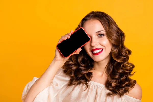 Κοντινό-up πορτρέτο του ωραίο ελκυστικό υπέροχο σαγηνευτική συναρπαστική χαρούμενη χαρούμενη κυματιστή κυρία που κλείνει τα μάτια με το νέο δροσερό 5g app Internet σε απευθείας σύνδεση απομονώνεται πάνω από φωτεινό ζωντανό λαμπερό κίτρινο φόντο — Φωτογραφία Αρχείου