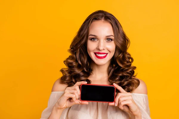 Κοντινό-up πορτρέτο της αυτή όμορφη-φαίνεται ελκυστική όμορφη όμορφα σαγηνευτική χαρούμενο χαρούμενο κυματιστά μαλλιά Lady συμβουλές προσφορά νέα 5g app διαδίκτυο online διαφήμιση απομονώνεται πάνω από έντονο έντονο κίτρινο φόντο — Φωτογραφία Αρχείου