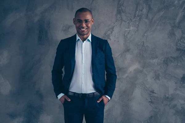 Primer plano foto retrato de diversos satisfechos con los dientes blancos sonrisa azul camisa cuello gerente jefe amable jefe mostrando sus habilidades de experiencia y paciencia aislado fondo gris —  Fotos de Stock