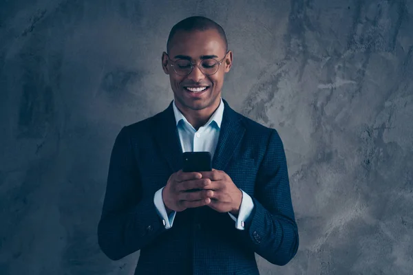 Retrato alegre agente positivo representante gerente de moda contento contenido disfrutar del uso carrera del usuario tecnología moderna mensaje excitado conversación chaqueta pelo corto calvo aislado fondo oscuro — Foto de Stock