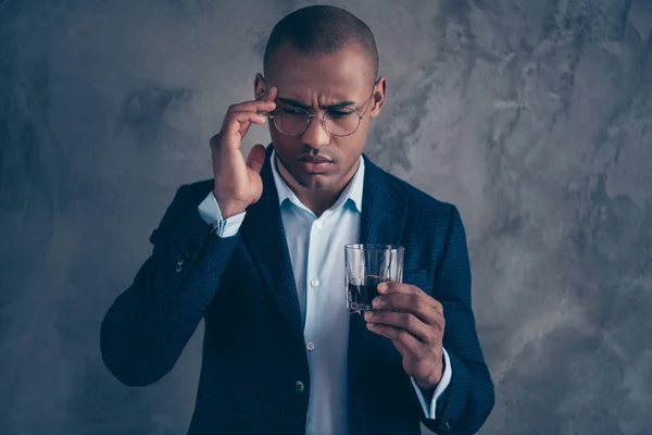 Porträt verärgert negativ enttäuscht Druck Fieber Krankheit Kurzhaargetränk frustriert depressiv Brille Brille Herren wohlhabend reich Touch Head moderne Jacken isoliert dunklen Hintergrund — Stockfoto