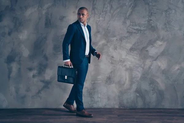 Volle Länge Körpergröße Ansicht Foto Kragen Executive Chief konzentriert bewegen eilige Glatze Besprechung Termin Corporate Konzept Tasche aussehen gekleidet modisches Outfit isoliert dunklen Hintergrund — Stockfoto