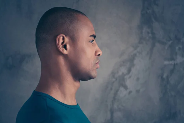 Gros plan profil vue de côté portrait de son il belle caractéristique attrayant caractère fort gars portant casual tendance bleu t-shirt isolé sur le mur de béton industriel gris — Photo