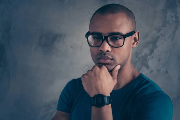 Close-up portret van zijn hij mooie mooie leuke aantrekkelijke viriel goed uitziende kerel dragen blauw t-shirt moderne nieuwe apparaat gadget digitale horloge geïsoleerd over grijze industriële betonnen muur — Stockfoto