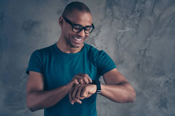 Close up foto incrível deslumbrante ele sua pele escura macho executivo olhar elegante caro relógio gargalhada rindo usando especificações casuais azul t-shirt isolado fundo cinza — Fotografia de Stock