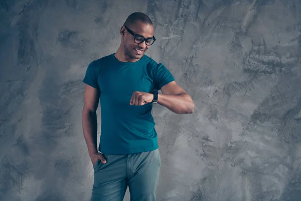 Närbild foto Amazing bedövning han honom hans mörka hud macho verkställande professionella ser elegant dyra klocka Toothy hand ficka slitage specifikationer casual blå t-shirt isolerad grå bakgrund — Stockfoto