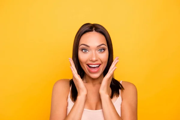 Närbild foto vacker fantastisk hon hennes dam lättsam överlycklig håll armarna nära Kinder kindben Lucky One Wear casual pastell tank-top outfit kläder isolerade gult ljust pulserande levande bakgrund — Stockfoto