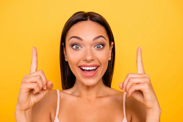 Närbild foto vacker fantastisk hon hennes dam indikerar fingrar händer armar upp tomt utrymme undrade svart fredag slitage casual pastell tank-top outfit kläder isolerade gula ljusa levande bakgrund — Stockfoto