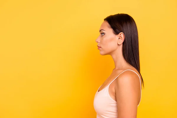 Close-up zijprofiel foto mooi ze haar dame kijken lege ruimte niet glimlachend zombie gezicht expressie geen emoties Stare Wear casual pastel Tank-Top outfit kleren geïsoleerd gele lichte achtergrond — Stockfoto