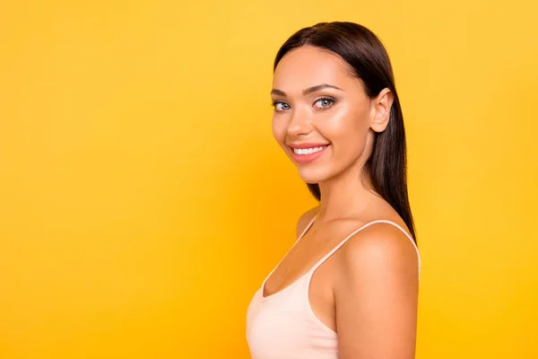 Cerrar foto de perfil lateral hermosa increíble ella su mirada dama escuchar atentamente dentadura apariencia ideal grandes labios seductores usar ropa casual pastel tanque-top outfit aislado amarillo brillante fondo — Foto de Stock