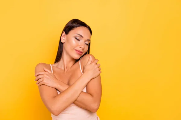 Close-up foto mooi ze haar dame grote lippen ogen gesloten dolblij huidconditie spa salon procedure behandeling therapie slijtage casual pastel Tank-Top outfit kleren geïsoleerd gele lichte achtergrond — Stockfoto