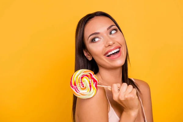 De cerca foto de perfil lateral hermosa increíble ella su mirada señora lado vacío espacio adictos dulces persona risa risa grande lolly pop stick desgaste casual pastel tanque-top aislado amarillo brillante fondo —  Fotos de Stock