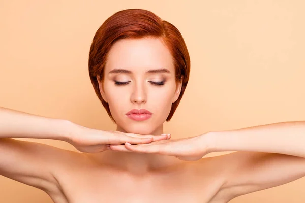 Retrato de cerca de agradable chica tranquila atractiva que muestra la cara sana limpia clara pura suave fresca perfecta piel brillo ojos cerrados aislados sobre fondo beige pastel —  Fotos de Stock