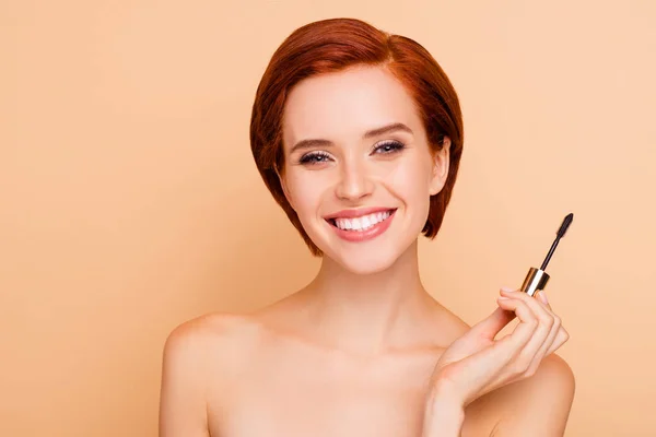 Primer plano retrato de agradable guapo dulce encantador atractivo glamoroso bien cuidado alegre chica sosteniendo en la mano de moda elegante rímel negro aislado sobre fondo beige pastel — Foto de Stock