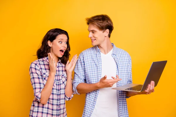 Close up foto di coppia adolescenti lui la sua lei il suo ragazzo signora con il computer in mano grande notizia ha vinto giocare penna-amico viene a visitarli indossando casual camicie a quadri vestito isolato su sfondo giallo — Foto Stock