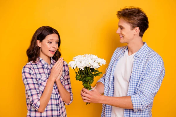 De cerca la foto de la pareja en el amor él su ella su lady boy traer flores para querido a corazón satisfecho linda miel usando ropa casual camisa a cuadros aislado sobre fondo amarillo — Foto de Stock