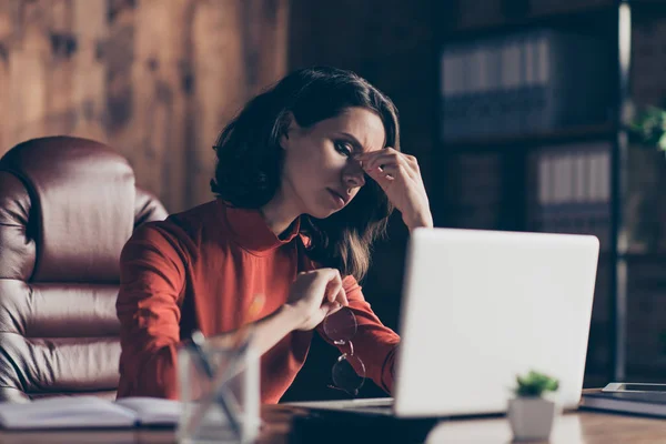 Close up photo focused thoughtful financier finance stress exhausted use device decide solve review touch nose brunette style stylish trendy specs red outfit sit armchair chair interior — Stock Photo, Image