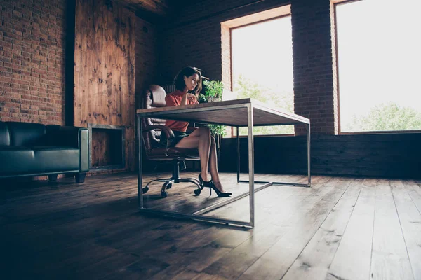 Mooie slimme slimme charmante aantrekkelijke serieuze gerichte uitvoerende werknemer top marketeer secretaris assistent in Loft bakstenen houten industriële stijl interieur kamer huiswerk plaats station — Stockfoto