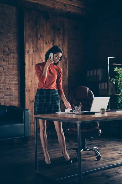 Vista verticale di bella intelligente intelligente affascinante attraente serio professionista dirigente dipendente superiore finanziere in loft mattone in legno stile industriale sala interna casa posto di lavoro stazione — Foto Stock