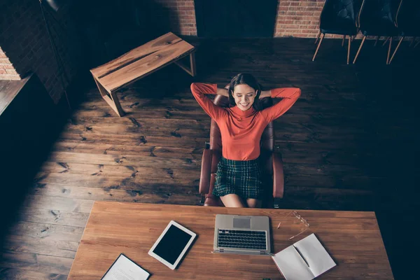 Oben über Hochwinkel Ansicht Foto schön brünett Kragen Finish gelöst Probleme freie Zeit berühren Kopf Hand schließen Augen zufrieden Stil stilvolle trendige karierte Rock rot Pullover Computer Tablet-Innenraum — Stockfoto