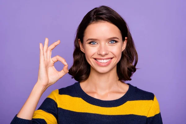 Cerca de la foto hermosa increíble ella sus dedos de la mano del brazo de la señora levantó el símbolo okey gran buena información probada aprobar el uso del producto azul amarillo jersey de rayas aislado violeta púrpura fondo — Foto de Stock