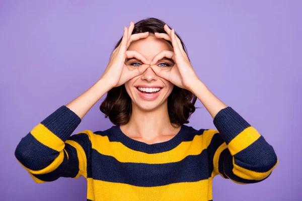 Närbild foto vacker fantastisk hon hennes dam armar händer fingrar upp okey symbol nära Eyes specs testad Godkänn produktnyhet slitage blå gul randig Pullover isolerade violett lila bakgrund — Stockfoto