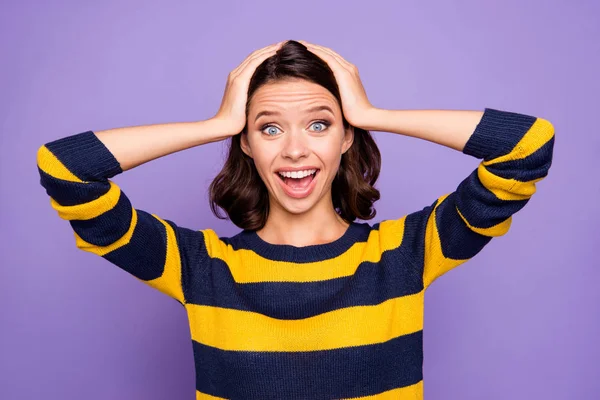 De cerca foto hermosa increíble ella su señora gritando brazos levantaron la frente extático asombrado escuchar buenas noticias ojos grandes usan azul amarillo a rayas pulóver aislado violeta púrpura fondo —  Fotos de Stock