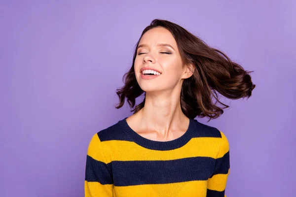 De cerca foto hermosa increíble funky ella su refresco señora disfrutar del viento cálido bastante alegre peinado vuelo ojos cerrado desgaste azul amarillo a rayas pulóver aislado violeta púrpura fondo — Foto de Stock