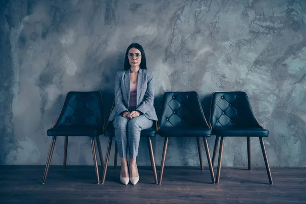 Haar ze mooie elegante stijlvolle trendy top manager Marketing Financiën directeur bedrijf agent makelaar brunette dame wacht afspraak op industriële loft stijl interieur kamer werkplek station — Stockfoto