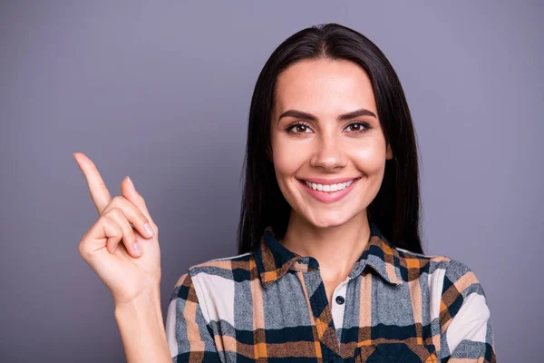 Close-up ritratto di lei lei bella attraente bella allegra allegra signora dai capelli dritti indossa quadri plaid indicando l'indice da parte annuncio su sfondo grigio viola pastello viola — Foto Stock