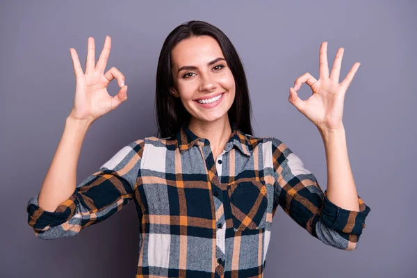 Retrato de ella ella bonita guapa guapa atractiva alegre alegre positiva de pelo recto dama con cuadros a cuadros que muestra dos ok-signo aislado sobre fondo gris pastel — Foto de Stock