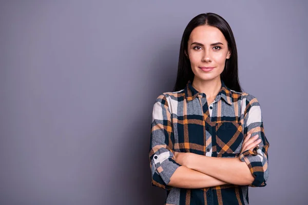 Ritratto di bella bella splendida signora magnifica hanno lungo taglio di capelli neri sentire felice tranquilla educazione indipendente apprendimento usura a scacchi abbigliamento moderno isolato su sfondo grigio — Foto Stock