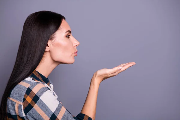 Perfil vista lateral foto encantador atraente senhora enviar beijos de ar atrair meninos homem encontro gesto mão segurar sentir satisfeito conteúdo sincero isolado em argent fundo vestido xadrez roupas juventude — Fotografia de Stock