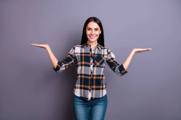 Retrato agradável atraente senhora millennial pessoas anúncio dar feedback promo oferta conselho decisão escolha satisfeito conteúdo sincero desgaste quadriculado roupa moderna jeans ganga isolado fundo prata — Fotografia de Stock