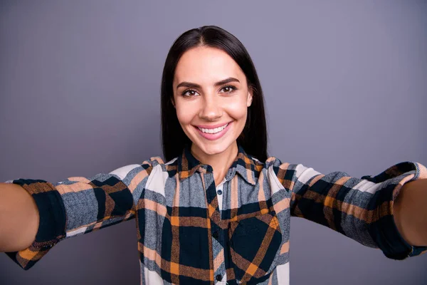 Retrato de agradável bonito atraente senhora pessoas conteúdo feliz fazer fotos blog relaxar fim de semana livre tempo feriados desgaste xadrez roupa moderna isolado no fundo argent — Fotografia de Stock